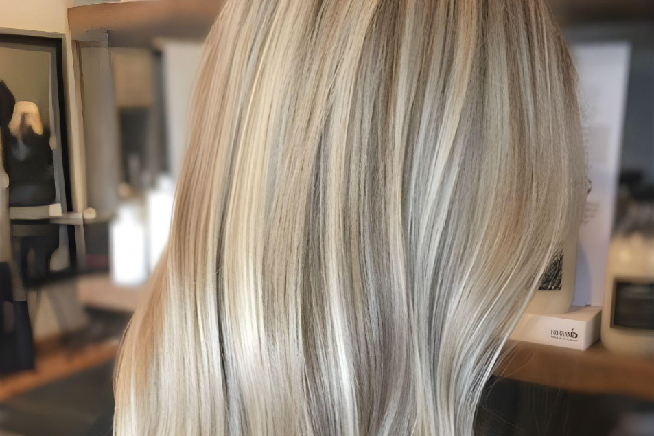Natural full babylights with soft blonde highlights at Salotto Salon, adding depth, brightness, and a sun-kissed glow